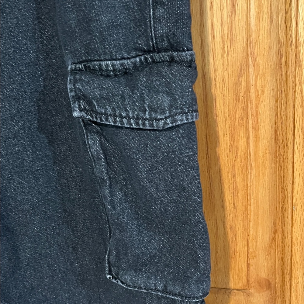 Universal Threads Women’s dark cargo pants - Picture 2 of 6